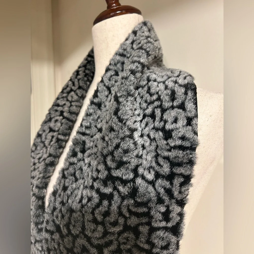 BEN BERGER Luxury Collection Soft Snuggly Faux Fur Gray Black Print Scarf Stole - Picture 4 of 12